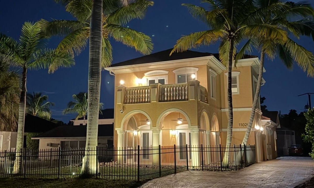 Naples Park House | 1 OF THE CLOSEST NAPLES PARK HOMES 2 THE BEACH/RENOVATED/5BR/POOL/BIKES/GAMEROOM