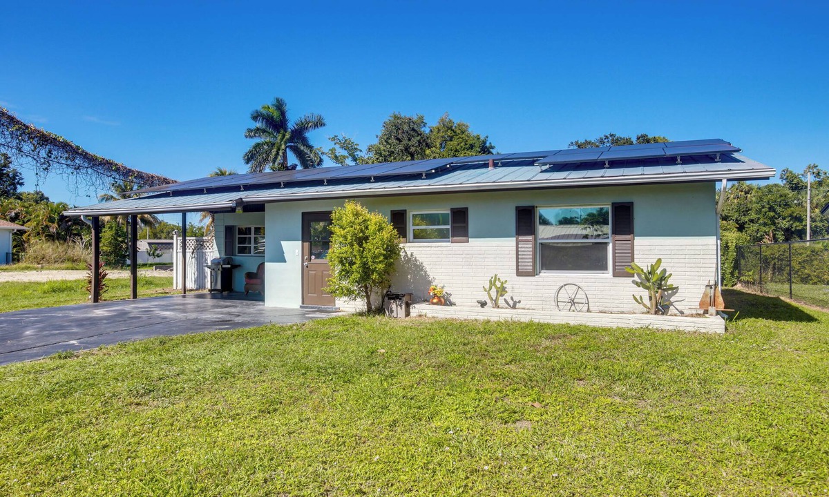 Fort Myers House | 2 Mi to Dtwn Fort Myers! Home w/Dock on Canal