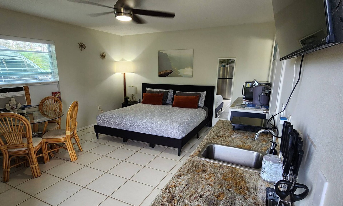 Warm Mineral Springs Apartment | #2 Studio near mineral springs.