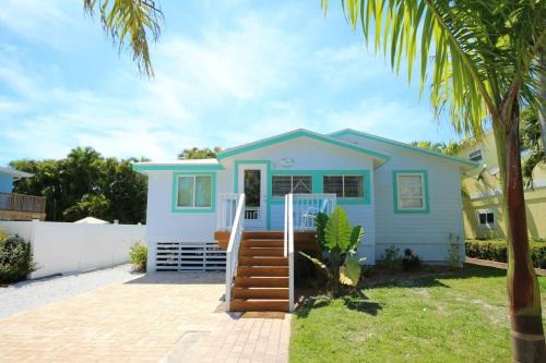 Hills T P House | 231 Pearl Street, short walk to the beach