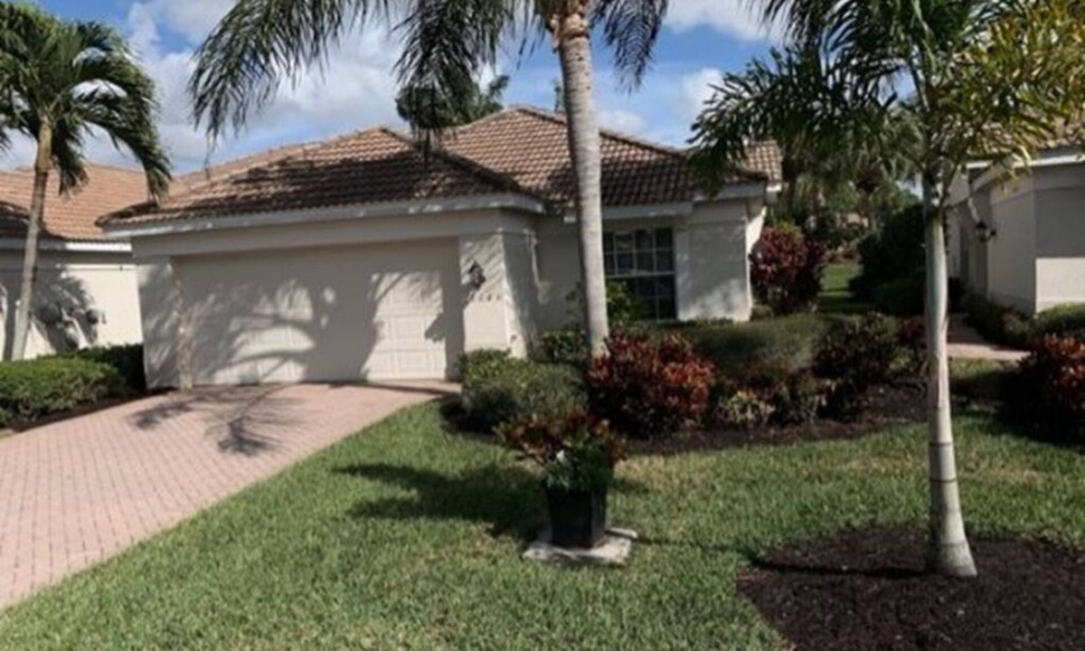 Fort Myers Villa | 3 BED 2 BATH VILLA WITH GARAGE ON GATED COLONIAL COUNTRY CLUB