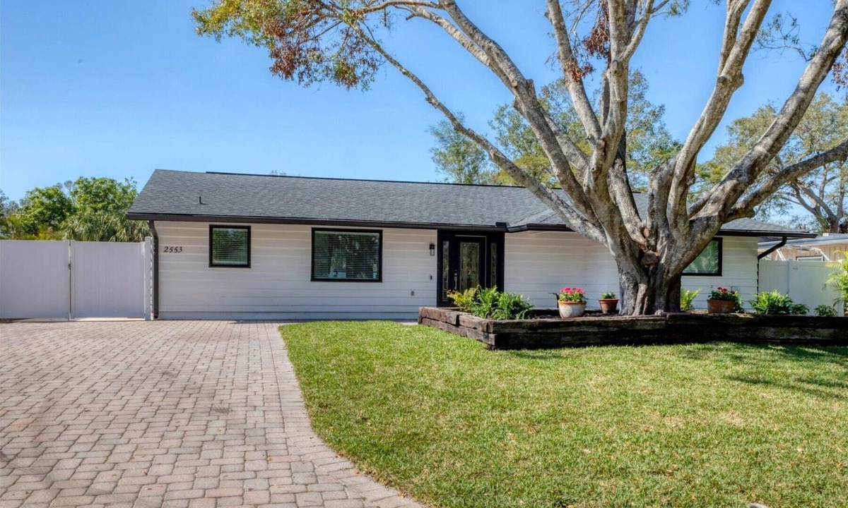 Ringling Park House | 3-bedroom house, Heated Saltwater Pool w/cage and NEW furniture