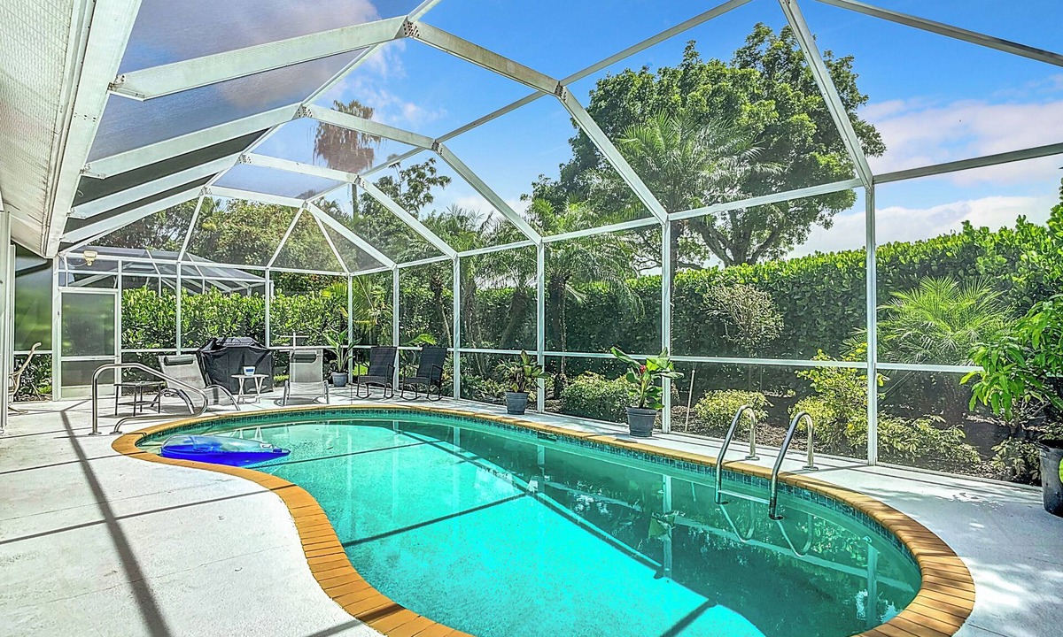 Falcons Glen House | 3 Bedroom Lely Resort Retreat with Heated Pool and Players Club