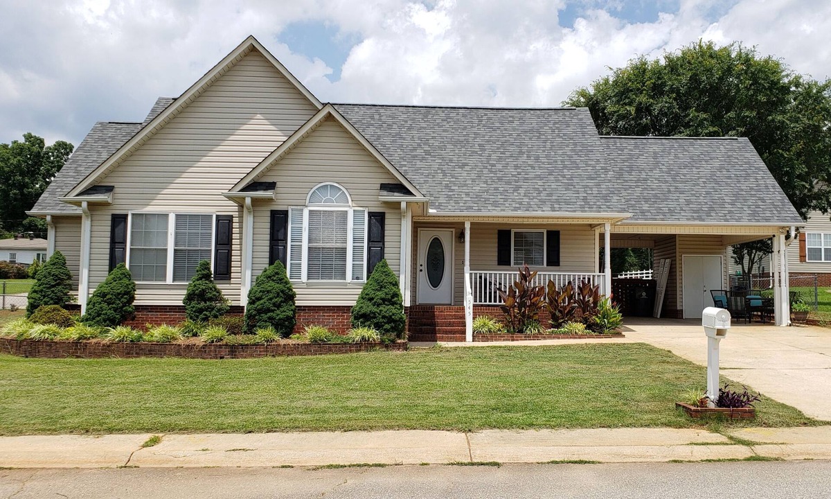 Lyman House | 30+Day Stay Pet friendly Parking 3 cars BMW & GSP Airport