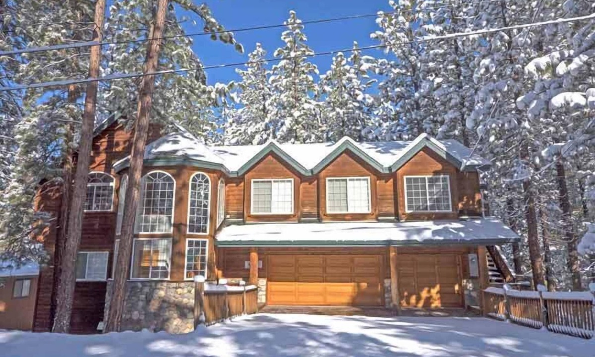 Montgomery Estates House | 4600 Sq Feet Home with All the Extras for your Family - Hot Tub, Pool Table, Wi-Fi! 2460L~