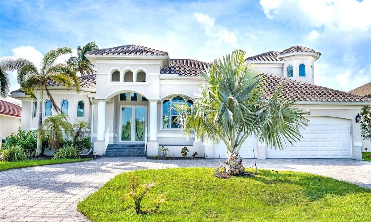 Fort Myers Villa | 5 bedrooms/4 bathrooms/waterfront/heated pool & whirlpool/south facing
