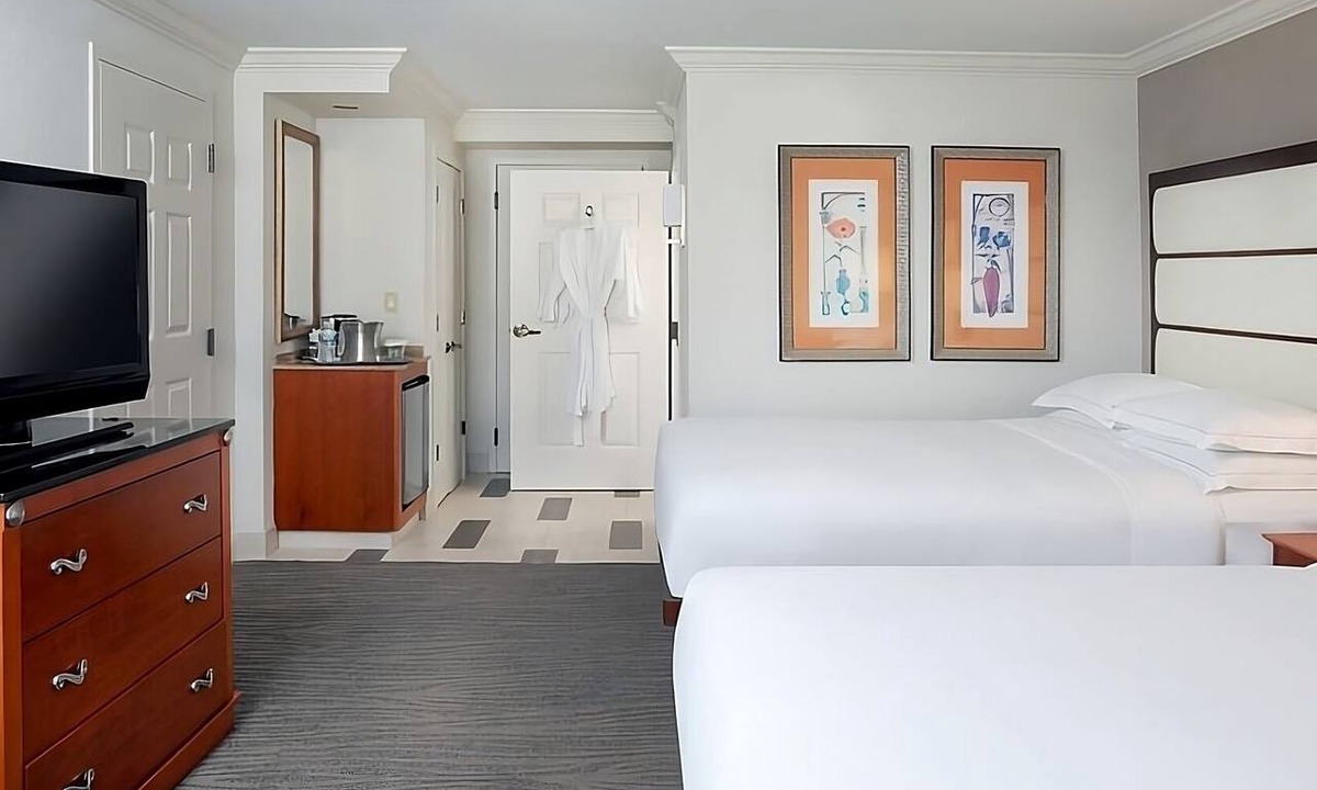 Park Shore Hotel | A Memorable Stay Awaits You Here! Outdoor Swimming Pool, Free Parking!