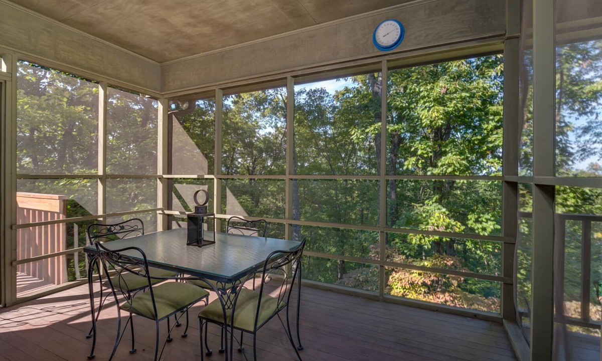Saluda Cabin | Almost Haven | Located between Saluda and Tryon | 25 Min. to TIEC; Zip-lining, hiking & more!