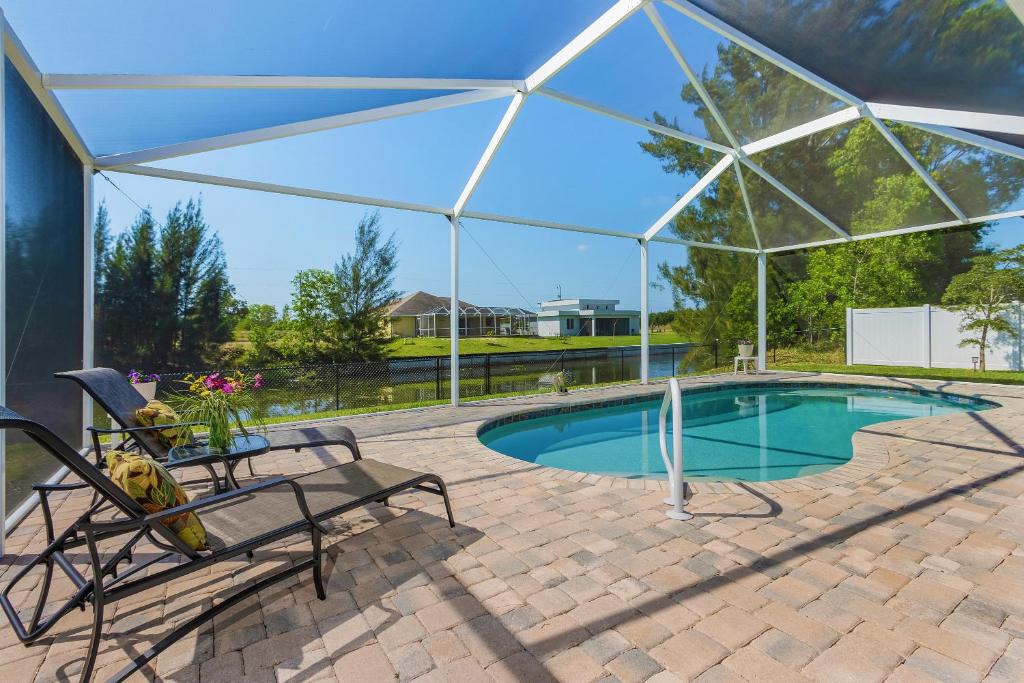 Trafalgar House | Amazing outdoor living on a freshwater canal, 4 bedrooms, pet-friendly - Villa Becky