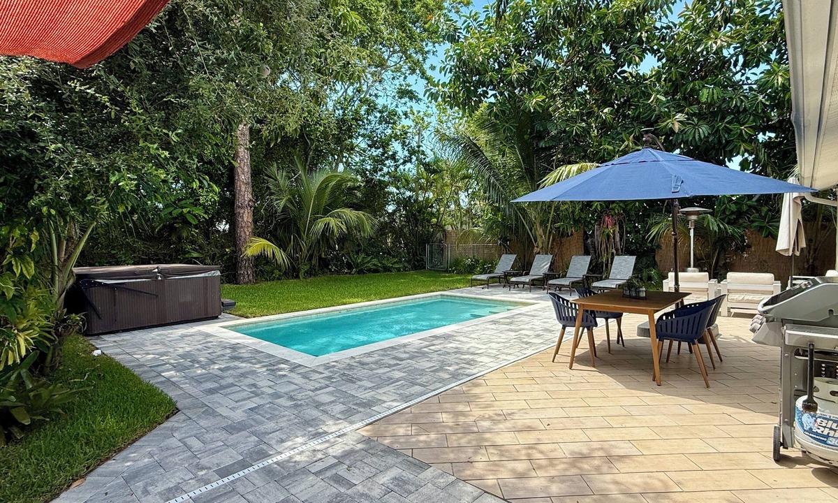 Old Naples House | AVAILABLE NOW! FERN COTTAGE! FREE beach parking! Weekly/Monthly/Yearly Rentals!