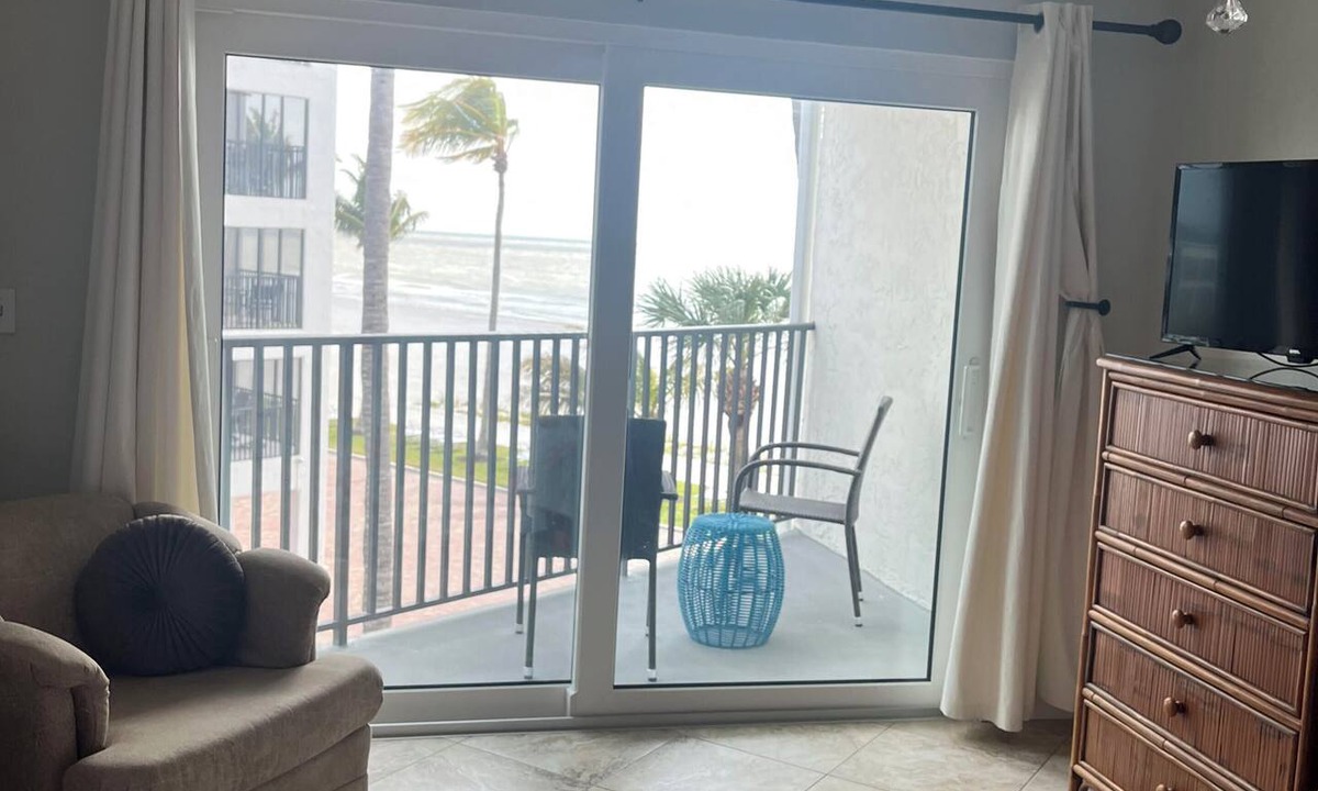 Mid Island Condo | Beach Front 1-bedroom condo mid island Fort Myers Beach