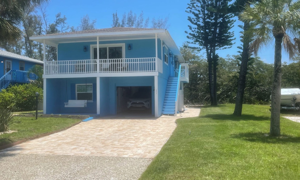 Ilexhurst House | Beach House & pool 250 steps from the white and silky sand of Anna Maria Island