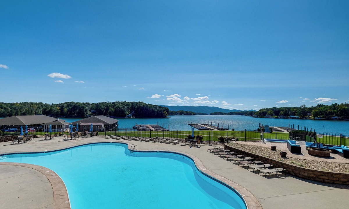 Smith Mountain Lake Condo | Beach + Pool Access: Smith Mountain Lake Getaway!
