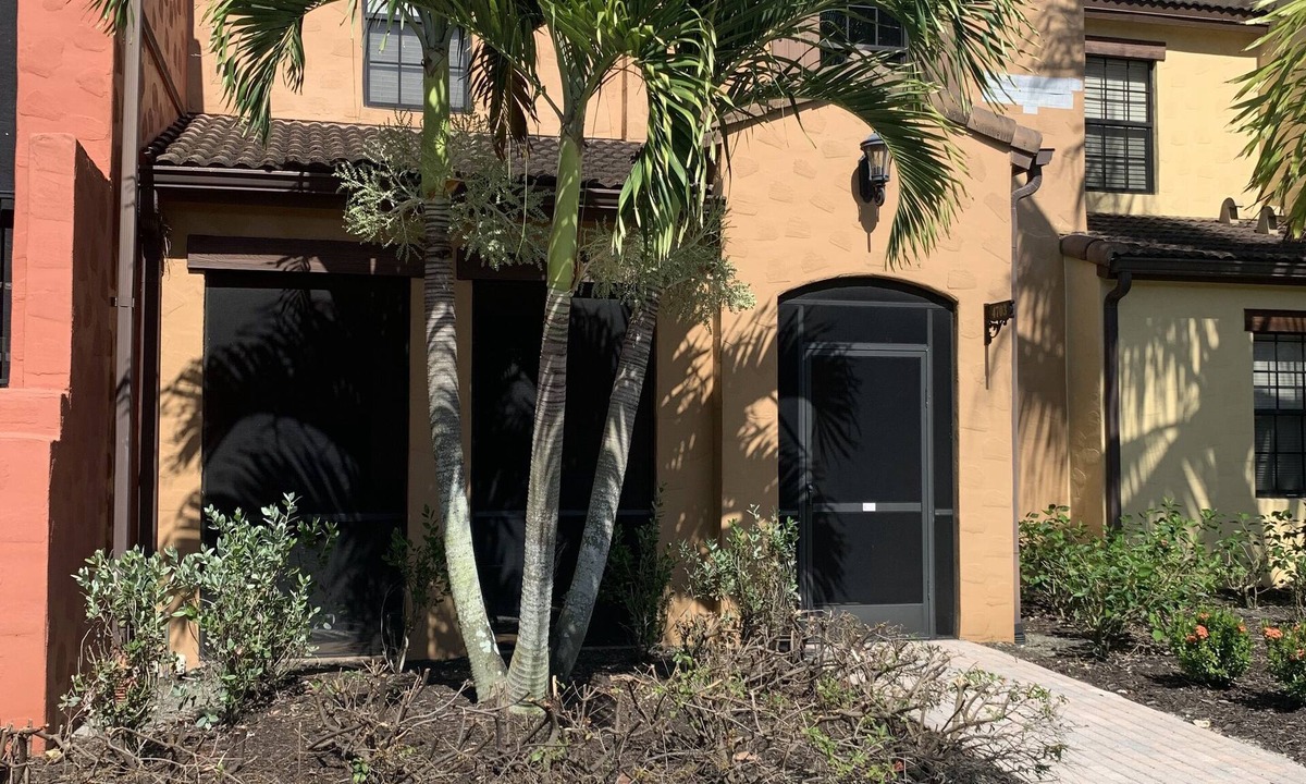 Biggar House | Beautiful 2- bedroom Townhome in Resort Like Community