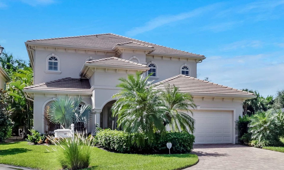 Central Naples House | Beautiful newly furnished home in the heart of Naples - pool & 10 mins to beach!