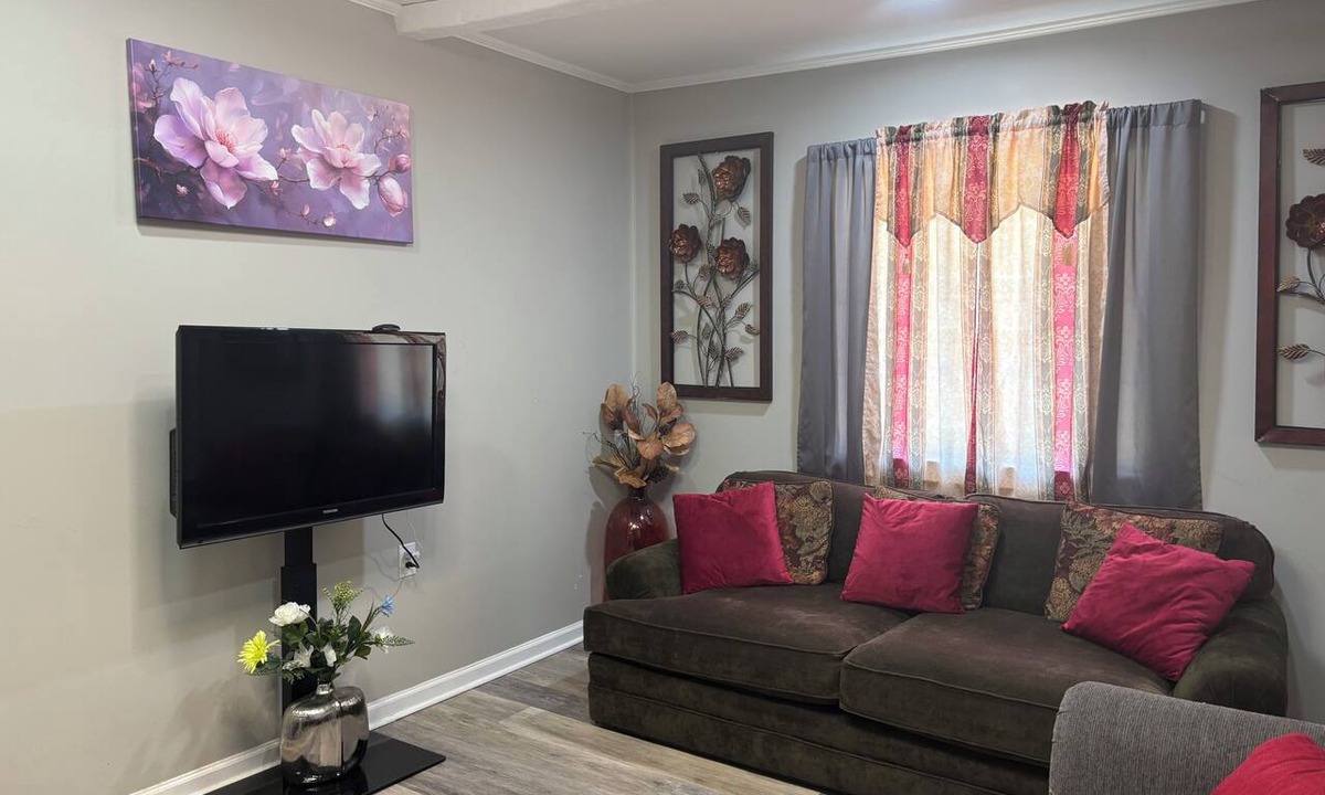 Forest City House | BEAUTIFUL VACATION HOME 3 bedroom and 1 bathroom