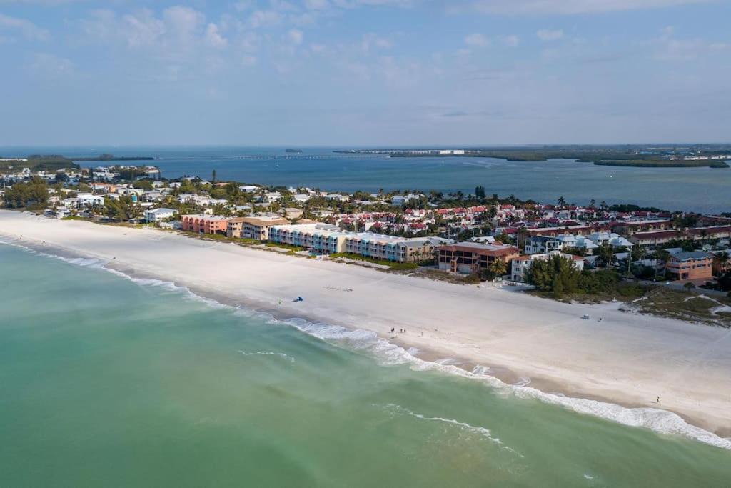 Bradenton Beach House | Bradenton Beach Resort Style Getaway-Walk to Beach