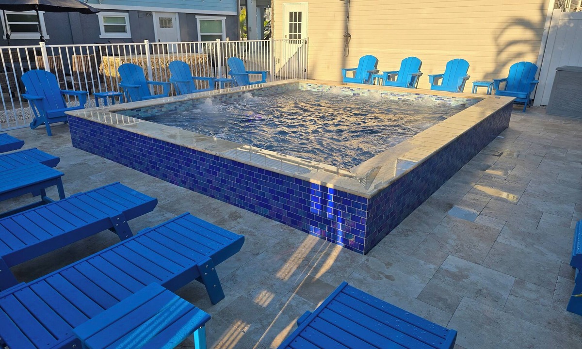 Mid Island House | BRAND NEW 16x14 Heated Swim Jacuzzi Sleeps 8 Beach Front! No Condo Park 4 Cars!