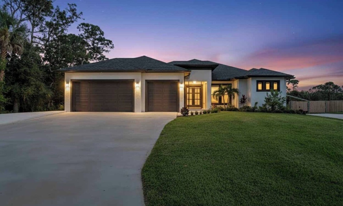 Englewood East House | Brand New, Family Friendly Spacious- Home Sleeps 12 + 10 mins to Gulf Beaches