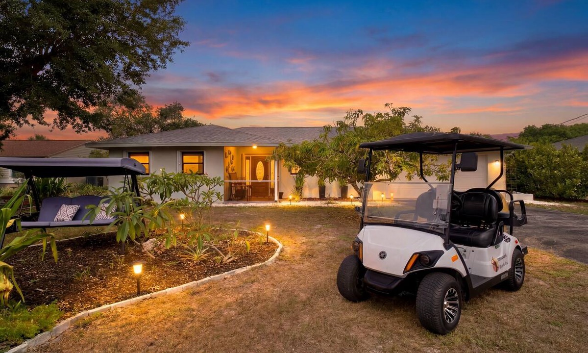 Iona House | Brand new LAKE FRONT listing. 3 miles to Sanibel.