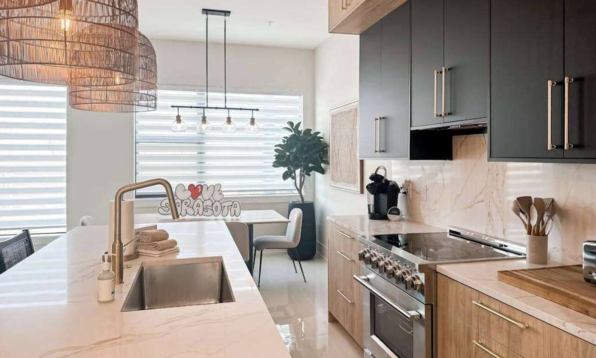 Downtown House | Brand new Luxury Townhouse - Downtown Location, Dog-Friendly WPrivate Hot Tub