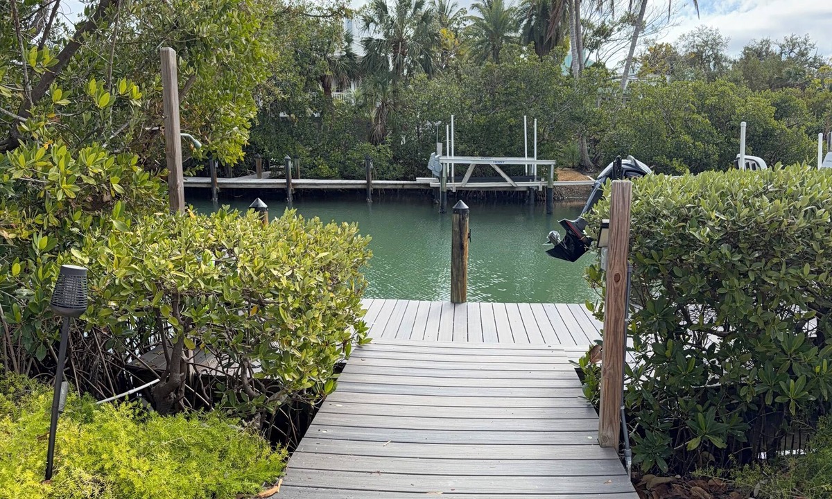 Bay Isle Condo | Canalfront Siesta key entire King suite