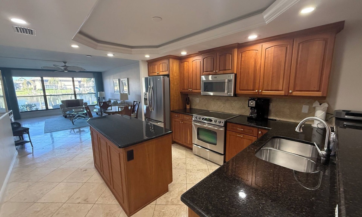 Caloosahatchee Condo | Cape coral/Fort Myers: First floor condo on wide canal next to Jaycee park