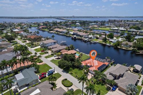 Caloosahatchee House | Cape Serenity- Premier Waterfront Villa with Kayaks and Bikes