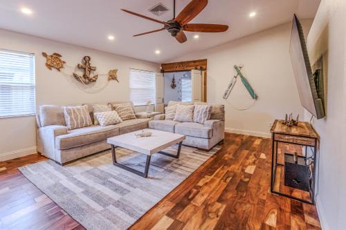 South Venice House | Casa Azul - Your Tiki Bar Escape, Game Room & Seashell Backyard