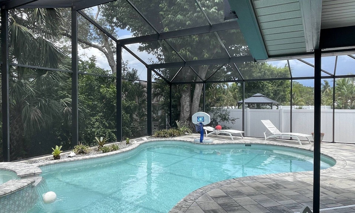 Bonita Shores House | Casa Bonita - Tropical Paradise - House with Pool & Spa - 5 Mins from the Beach