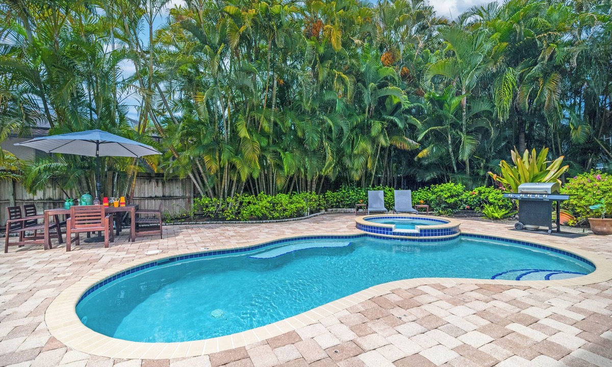 Bay Isle House | Casa Leone | Heated Pool & Spa, Pet Friendly, Putting Green