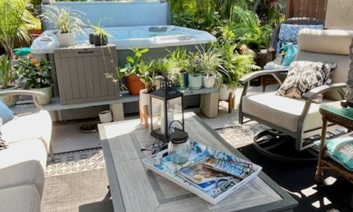 Riverbend Country Club Condo | Charming 2-bedroom condo North Fort Myers private outdoor courtyard and hot tub