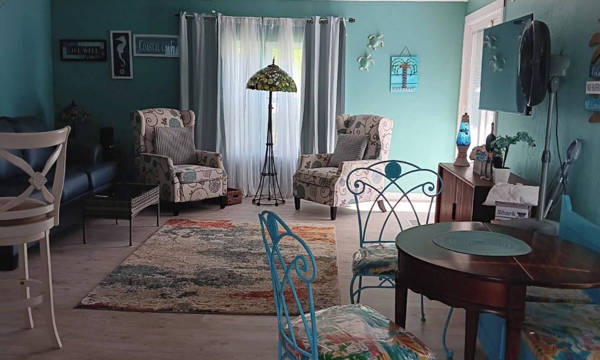 Del Tura Cottage | Charming 2-bedroom cottage in enjoyable North Fort Myers with AC, WiFi