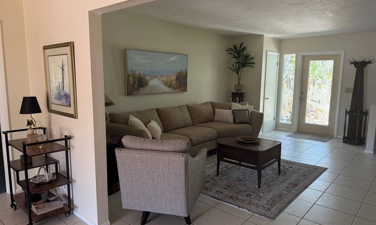 Englewood House | Charming 3-bedroom farmhouse on 5 acres with in enchanting Englewood, FL.