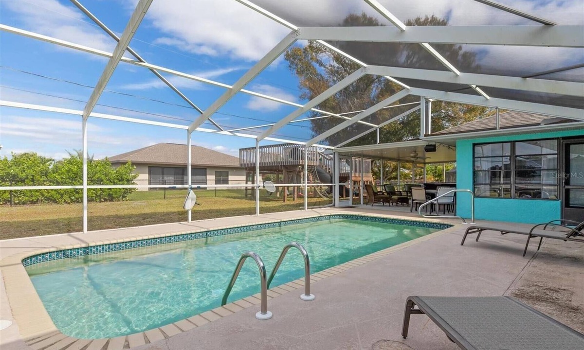 Port Charlotte House | Charming 4-bedroom Pool and Hot Tub home with WiFi in delightful Port Charlotte