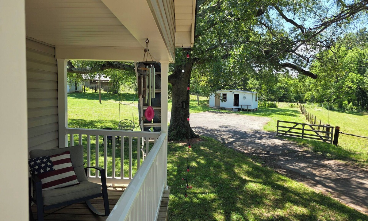 Valley Falls House | Charming farmhouse with AC in Boiling Springs