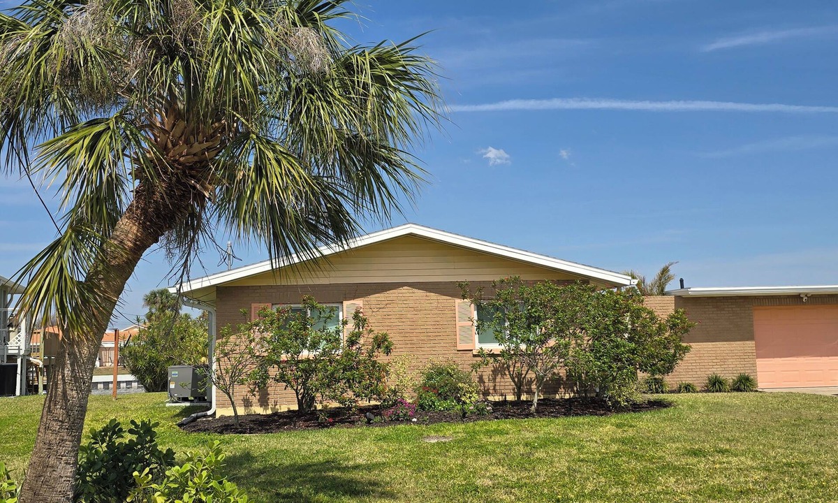 Palmetto House | Charming Water Front 2-Bedroom Home in quaint Palmetto FL.