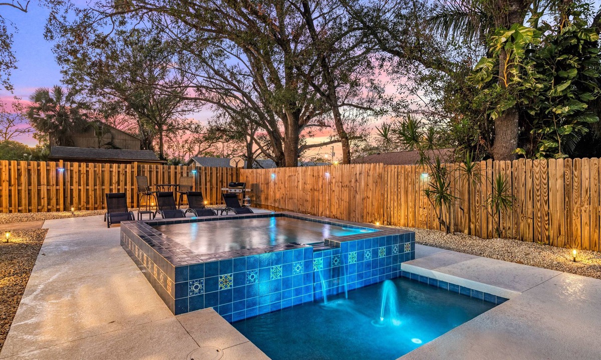 Gillespie Park House | City Cottage | Heated Cocktail Pool, Tiki Bar & Walk to City of Sarasota