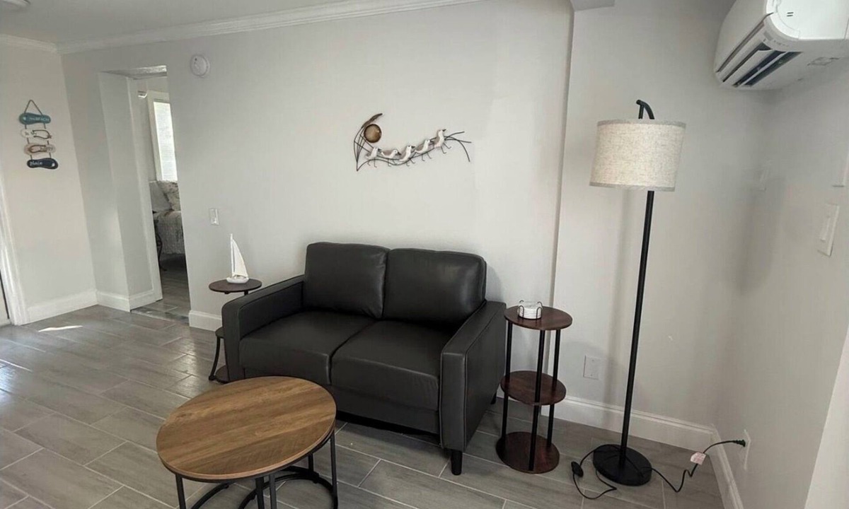 Bay Esplanade Apartment | Clearwater Beach Retreat. 1 Bedroom steps to water
