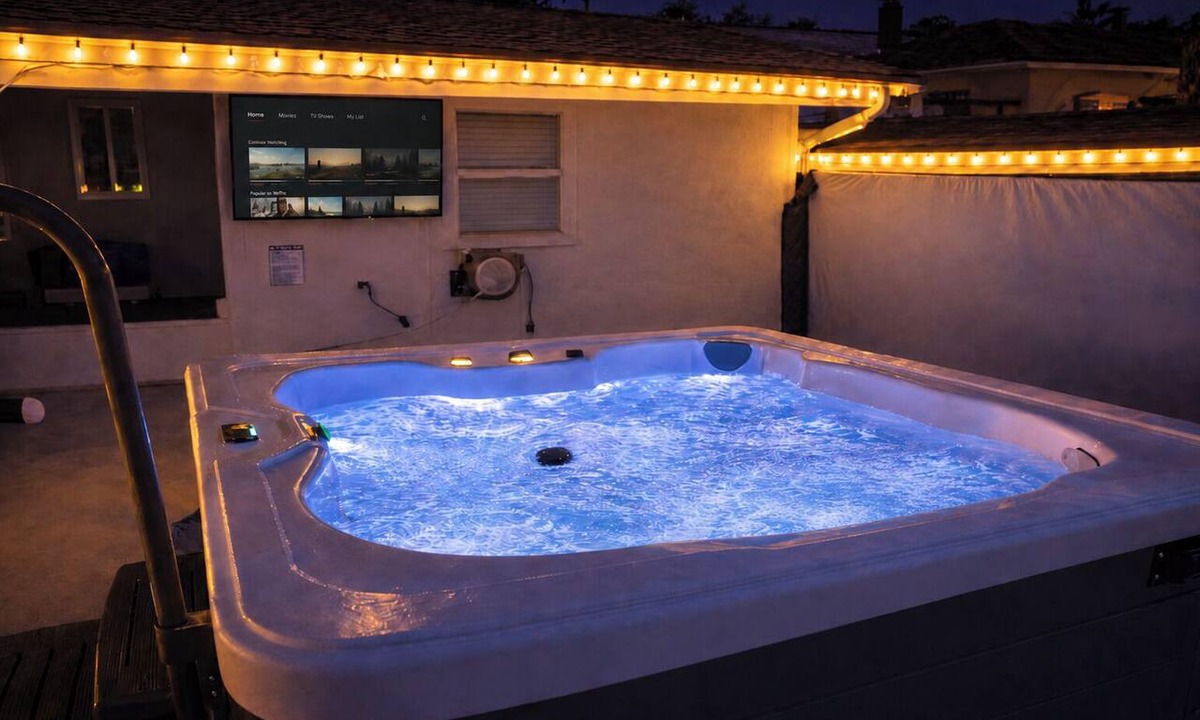 Arlington Park House | Clematis Cove Hot Tub Fire Pit Outdoor TV Close to Downtown