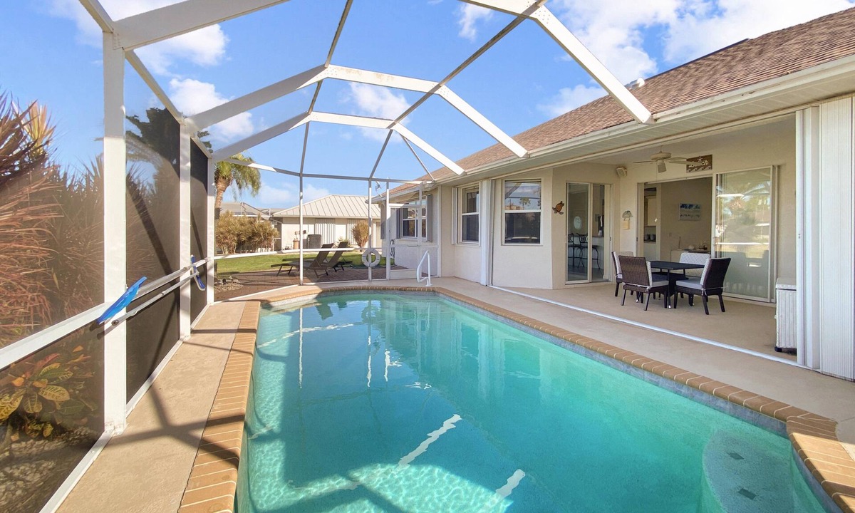 Long Meadow Villa | Coastal Calm, Sleeps 6, heated pool, 2 Dogs ok