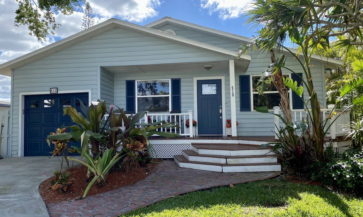 Naples Park House | Coastal Cottage, <1 mile to the Beach, near Ritz Carlton!