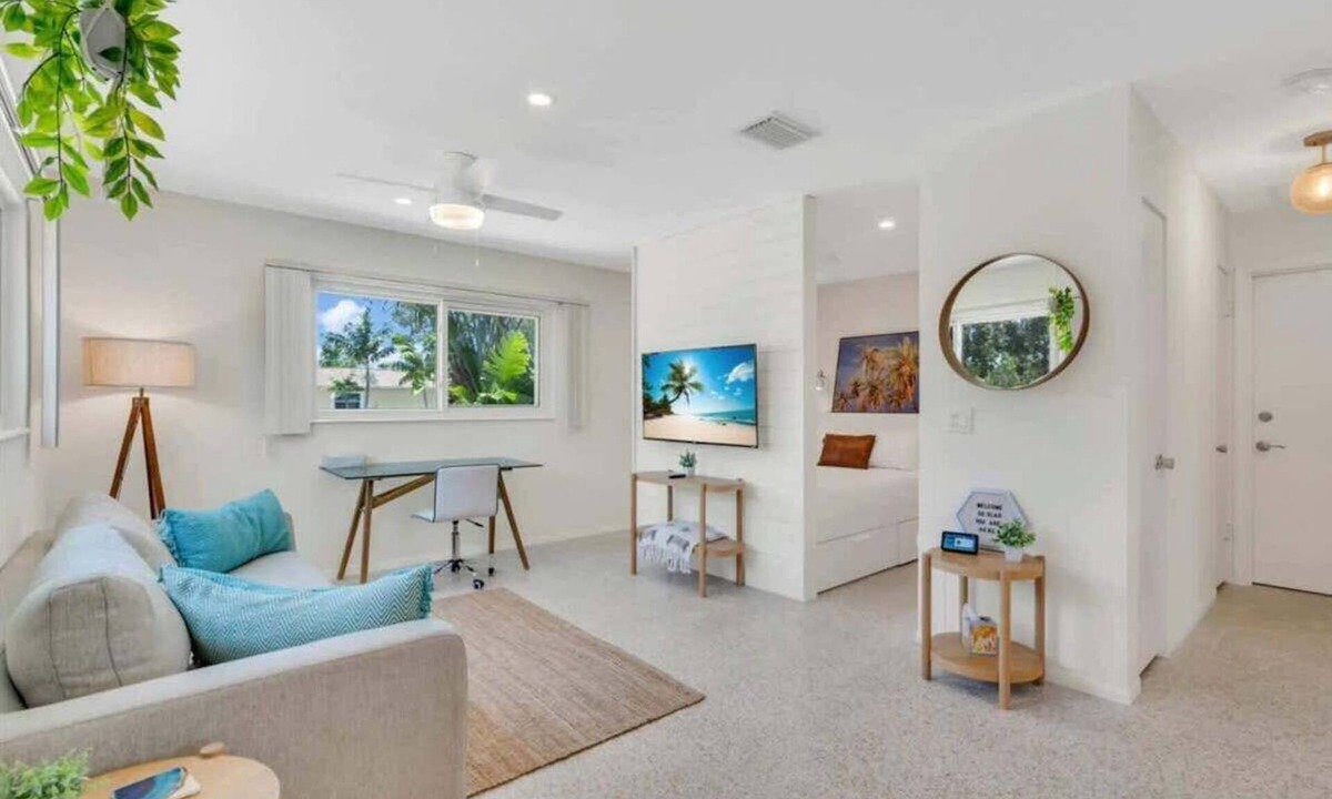 Laurel House | Coastal Studio Getaway|5 Min to Beach|Pool