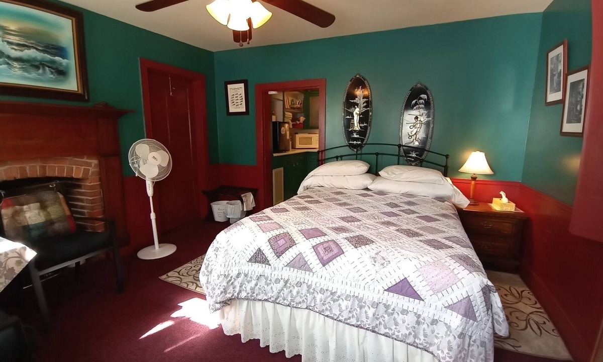 Hermann House | Cobbler Suite, Private Entrance and Private bath, 100% NO SMOKING PROPERTY!