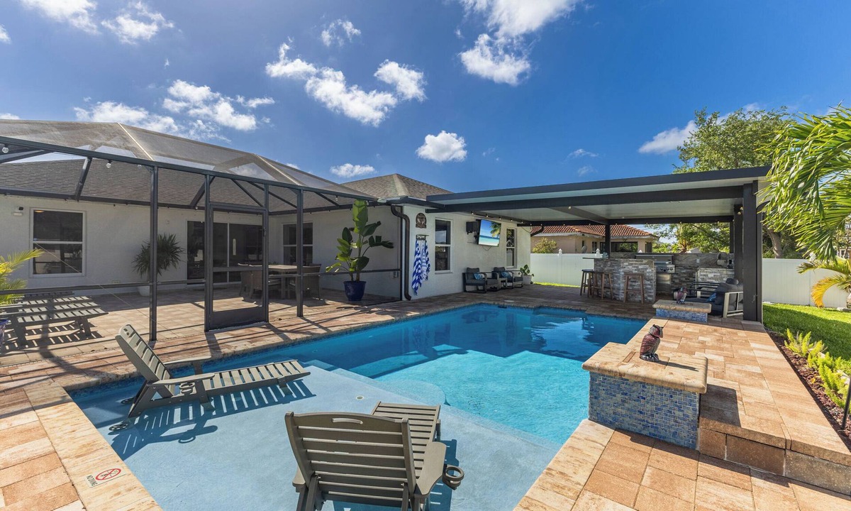 Diplomat House | Coral Oasis Villa – Your Private Poolside Retreat in Cape Coral
