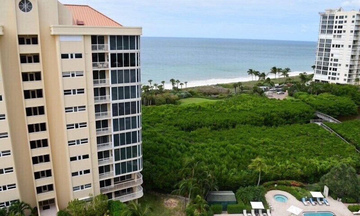 Park Shore Condo | Corner views on the 10th floor of the Gulf! CL1001