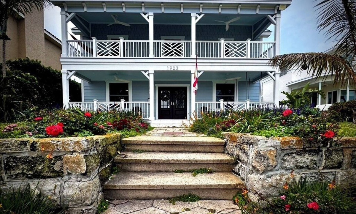 Old Southeast Cottage | Cozy 3BR Double Gallery Bayfront Cottage in Magical Old SE St. Petersburg