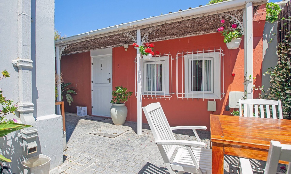 Sea Point Cottage | Cozy Garden cottage, adjoining courtyard garden, private entrance