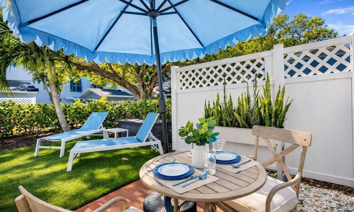 Sarasota Cottage | Cozy Lido Key Studio Steps to Beach & Kayaking