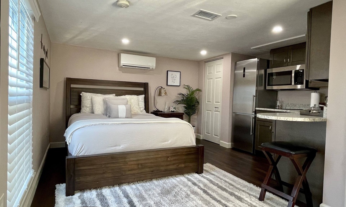 Southgate Apartment | Cozy Newly Remodeled Studio Apt-5 miles from the Famous Siesta Key Beach!🏝